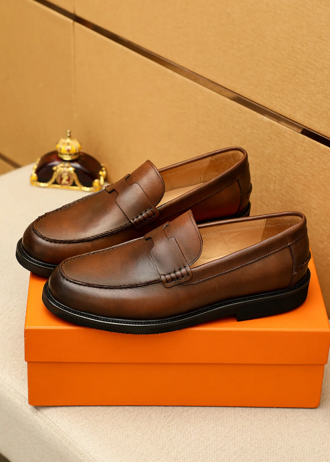 Men's shoes 💰460 💐 Product trademark: HERMES "Hermès" casual leather shoes Regular size: 38-44 (45.46🉑️customized) Product materials: Selected imported first-layer calfskin upper + luxury hardware buckle, imported water-dyed 🐂 cowhide lining. Strong three-dimensional visual effect, foam outsole Color: 4⃣️colors available